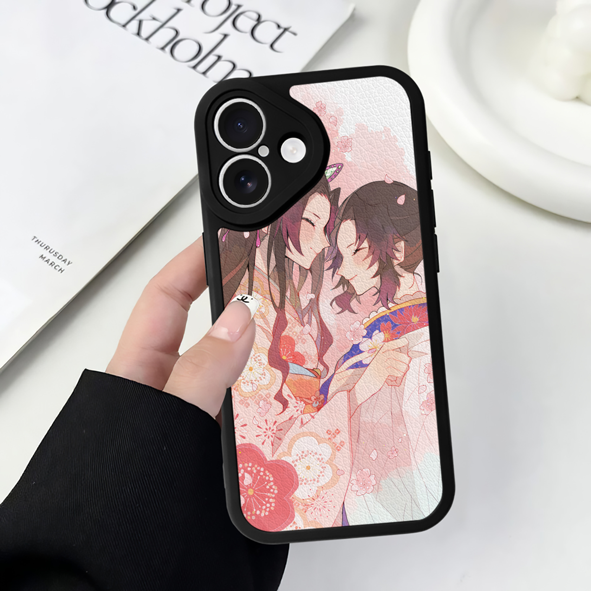 （画像用） 鬼滅の刃（きめつのやいば）蟲柱-胡蝶 しのぶ／こちょう しのぶ Kochou Shinobu 【iPhone 16シリーズ対応】シリコンスマホケース（レザー調） 材質：シリコン